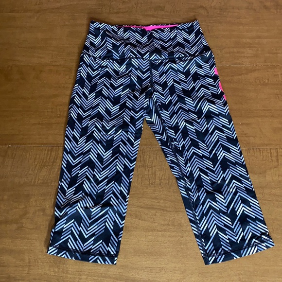 Victoria's Secret Sport Workout Capris - Picture 1 of 2